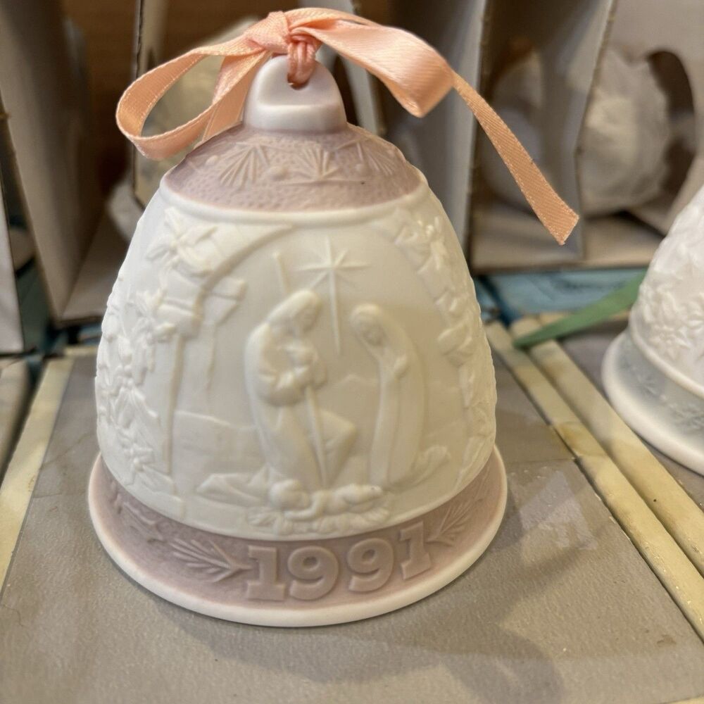 LLadro Christmas Bell 1991 Ivory Matte Porcelain  in box  Annual Edition